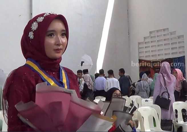 Dinar Asheila, anak penjual sayur di Lamongan yang berhasil menjadi lulusan terbaik di sekolahnya.