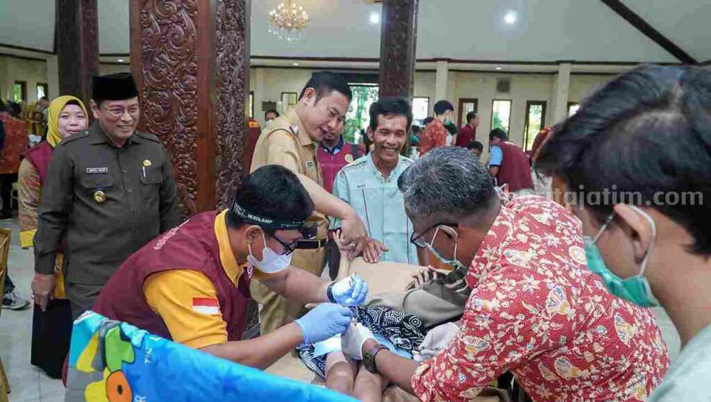Pemkab Lamongan Gelar Khitan Massal, Diikuti 103 Anak Usia 5-14 Tahun Kegiatan khitan massal gratis yang digelar di Pendopo Lokatantra Lamongan.