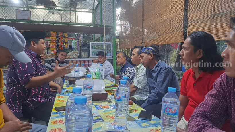 Wakil Sekretaris DPC PDIP Surabaya Achmad Hidayat ngopi bareng pedagang buku di Kampung Ilmu.