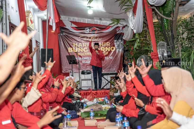 Ketua DPC PDI Perjuangan Kota Surabaya Adi Sutarwijono dan kader-kader banteng mengadakan peringatan Hari Lahir Bung Karno, 6 Juni 2023 malam, di kampung Pandean, Kelurahan Peneleh, Kecamatan Genteng.