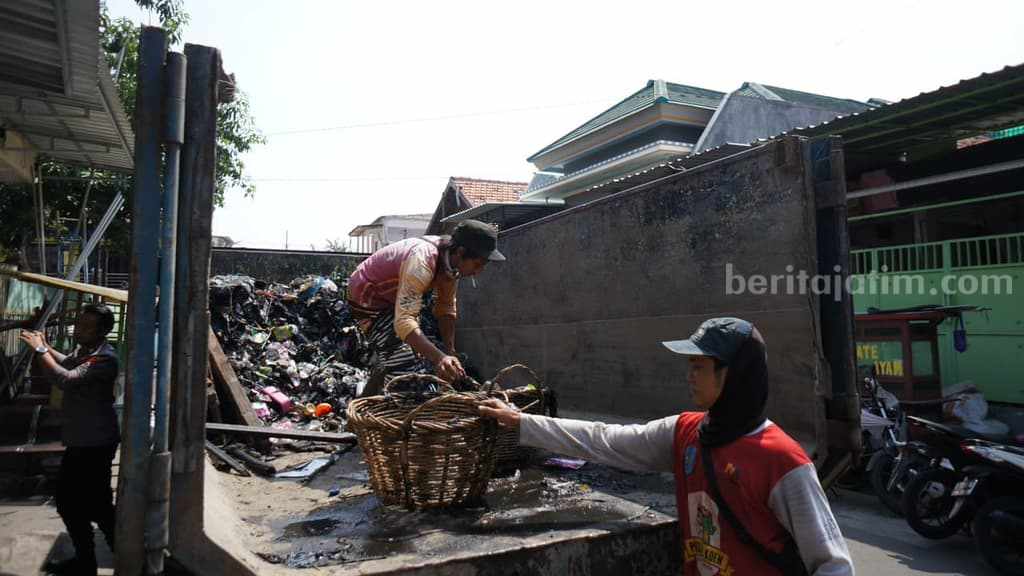 Pengerukan saluran air di Surabaya