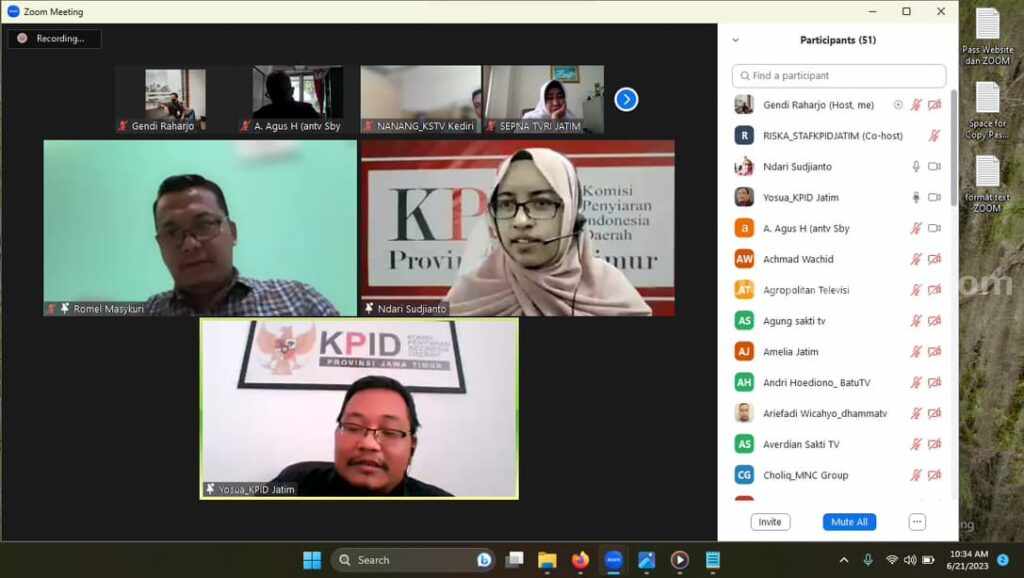 KPID Jatim Wajibkan Lembaga Penyiaran Televisi Cantumkan Tanda Klasifikasi Usia KPID Jatim mewajibkan lembaga penyiaran televisi untuk mencantumkan tanda klasifikasi usia di setiap program siaran. Hal ini disampaikan saat diskusi kelompok terpumpun yang diadakan secara daring pada Rabu Pagi (21/06/2023).