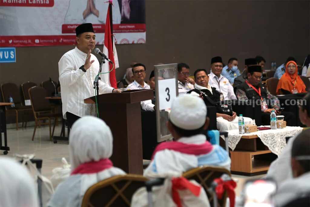 Eri Cahyadi Lepas CJH Kloter 80, Titip Doa untuk Kota dan Warga Surabaya Wali Kota Surabaya Eri Cahyadi saat melepas keberangkatan Calon Jemaah Haji (CJH) Tahun 2023 asal Kota Pahlawan di Gedung Muzdalifah Asrama Haji Sukolilo Surabaya.