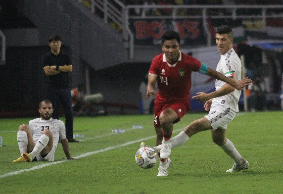 Aksi kapten Timnas Indonesia Asnawi Mangkualam Bahar dalam FIFA Matchday melawan Palestina di Stadion Gelora Bung Tomo (GBT), Rabu (14/6/2023) malam. (Foto: Istimewa)