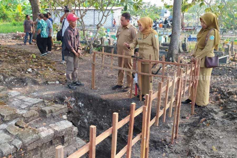 Tim Penyelamatan BPK Wilayah XI saat menunjukkan hasil ekskavasi Situs Jetis kepada Dinas Pariwisata dan Kebudayaan Lamongan (Foto: Thoriq/beritajatim.com).