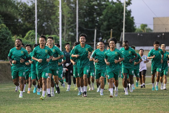 Bek Anyar Persebaya Langsung Gabung ke Yogyakarta Persebaya menjalani pemusatan latihan di Yogyakarta sejak Senin (5/6/2023). (Foto: Persebaya)