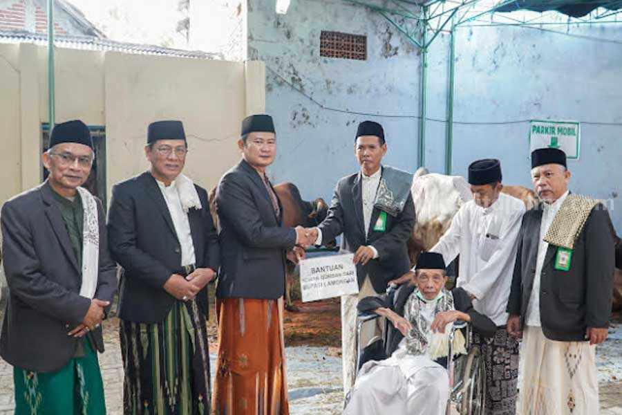 Bupati Lamongan Yuhronur saat menyerahkan hewan kurban.