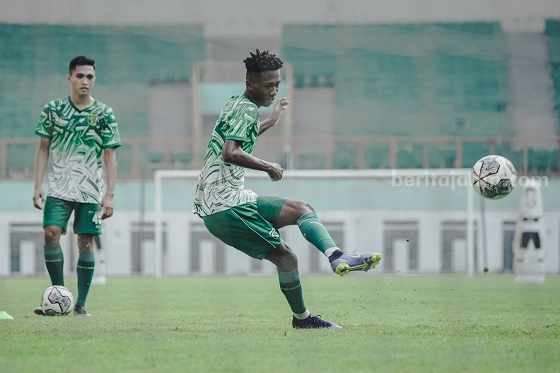 2 Mantan Persebaya Berebut Posisi Bek Kiri di Dewa United Alta Ballah akan bersaing dengan eks pemain Persebaya Nasir di sektor bek kiri Dewa United. (Foto: Persebaya)
