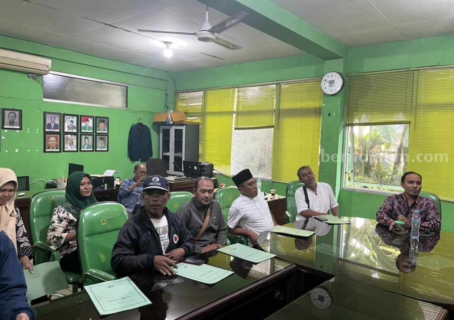 Belasan Bacaleg PPP Surabaya Mundur Imbas Pencopotan Ali Mahfud Ali Mahfud dan rombongan saat menyerahkan surat pengunduran diri di Kantor DPC PPP Surabaya di Jalan Adityawarman, Jumat (23/6/2023).(foto/ademasrio).