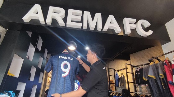 Evan Dimas berganti nomor punggung, dari nomor 6 menjadi 9. Foto: (Arema FC)