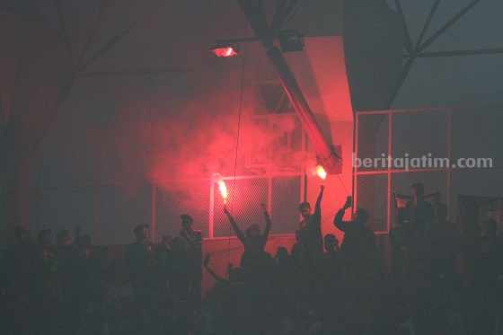 Penonton menyalakan flare dalam laga Persebaya kontra Bali United. (Foto: Istimewa)