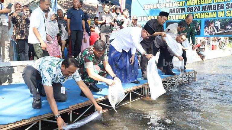 Dandim 0824 Jember Balaskan Dendam Masa Kecil di Sungai Desa Ajung