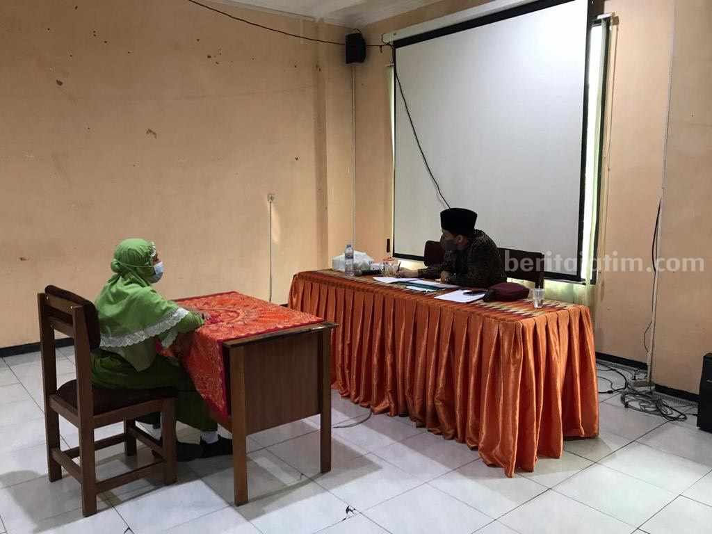 Seorang siswa saat diuji oleh penguji yang memanfaatkan jalur tahfidz PPDB masuk SMP Negeri