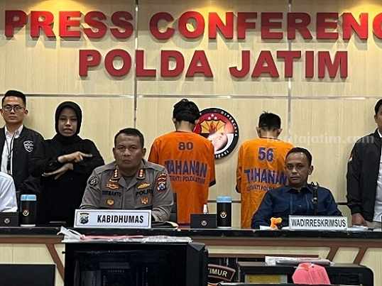 Kabid Humas dan Wadireskrimsus Polda Jatim saat merelease dua pelaku pembobol website Pemprov Jatim dan ITS