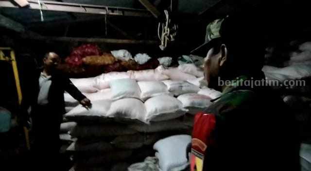 Dandim 0815 Mojokerto, Letkol Inf M Iqbal Prihanta Yudha melakukan pengecekan di gudang pupuk bersubsidi di Dusun Balong Lombok, Desa Sumolawang, Kecamatan Puri, Kabupaten Mojokerto. [Foto : ist]