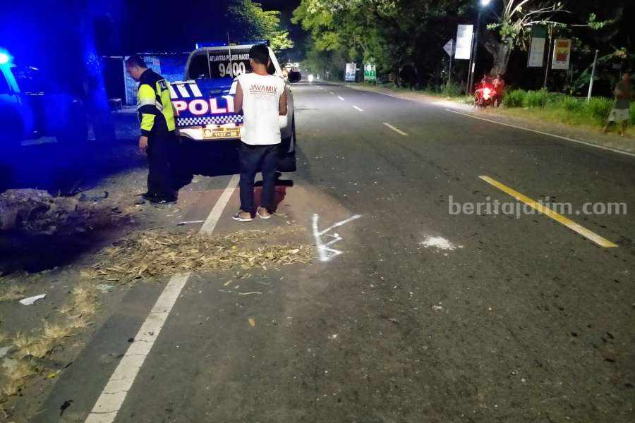 Polisi saat melakukan olah TKP kecelakaan bus tabrak Honda Beat di Jalan Raya Maospati-Ngawi masuk Desa Maron Kecamatan Karangrejo Kabupaten Magetan, Jawa Timur, Rabu (31/05/2023) pukul 01.00 WIB