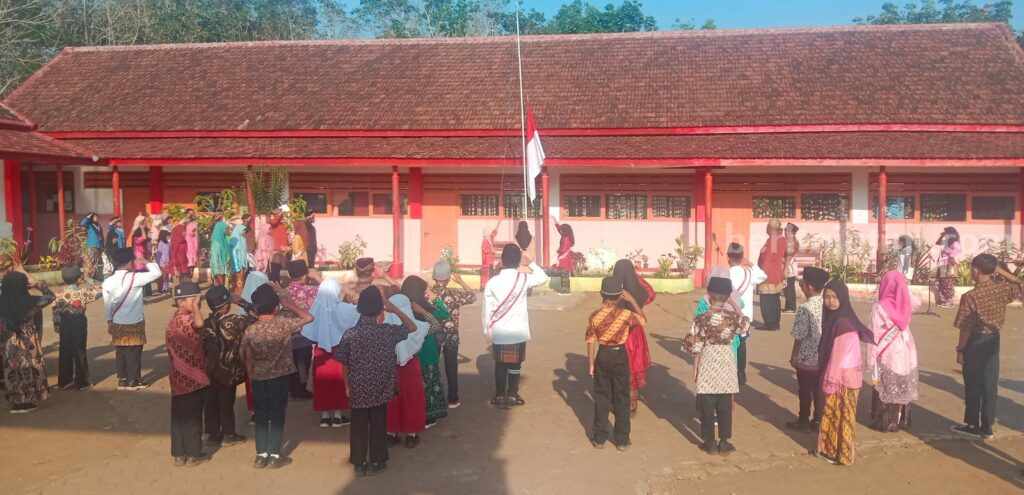 Ratusan murid SD dari 51 lembaga SDN se Kecamatan Sumbermanjing Wetan, Kabupaten Malang menggelar Upacara Bendera Memperingati Hari Lahir Pancasila, Kamis (1/6/2023).