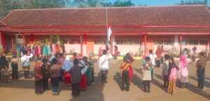 Ratusan Murid SD di Malang Selatan Peringati Hari Lahir Pancasila Ratusan murid SD dari 51 lembaga SDN se Kecamatan Sumbermanjing Wetan, Kabupaten Malang menggelar Upacara Bendera Memperingati Hari Lahir Pancasila, Kamis (1/6/2023).