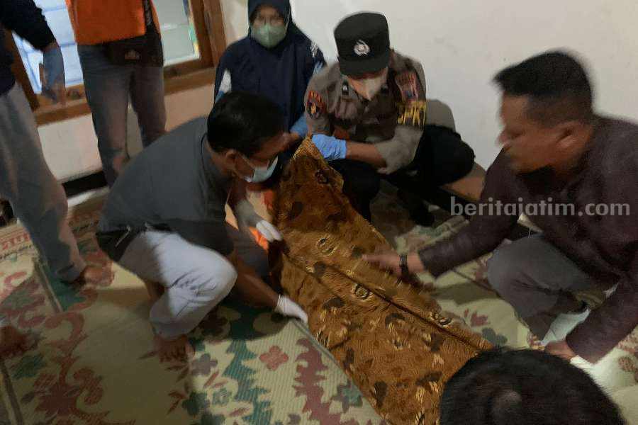 olisi saat melakukan visum luar terhadap jenazah bocah 7 tahun yang meninggal tenggelam di sungai Ngarjo Desa Kedungpanji Kecamatan Lembeyan Kabupaten Magetan, Jawa Timur, Kamis (01/06/2023) pukul 17.00 WIB.