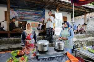Kiai Muda Jatim Terjun Sosialisasikan Ganjar ke Madura Kiai Muda Jatim pelatihan memasak presto ayam dan bandeng