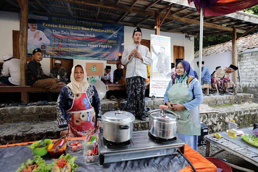 Kiai Muda Jatim Terjun Sosialisasikan Ganjar ke Madura Kiai Muda Jatim pelatihan memasak presto ayam dan bandeng