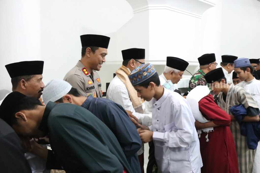Kapolres Malang AKBP Putu Kholis Aryana usai Salat Subuh Berjamaah di Masjid Muhammad Salim, Desa Mulyoagung, Kecamatan Dau, Kabupaten Malang, Jumat (2/6/2023).