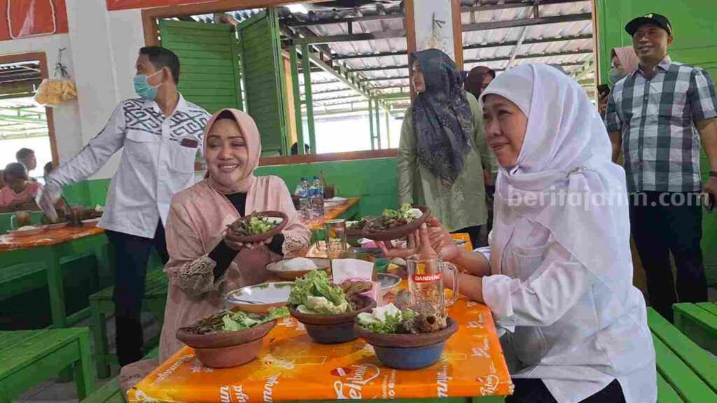 Gubenur Jawa Timur Khofifah Indar Parawansa didampingi Bupati Mojokerto Ikfina Fahmawati saat menikmati sambel wader Cak Mat di Desa Trowulan, Kecamatan Trowulan, Kabupaten Mojokerto. [Foto : Misti/beritajatim.com]