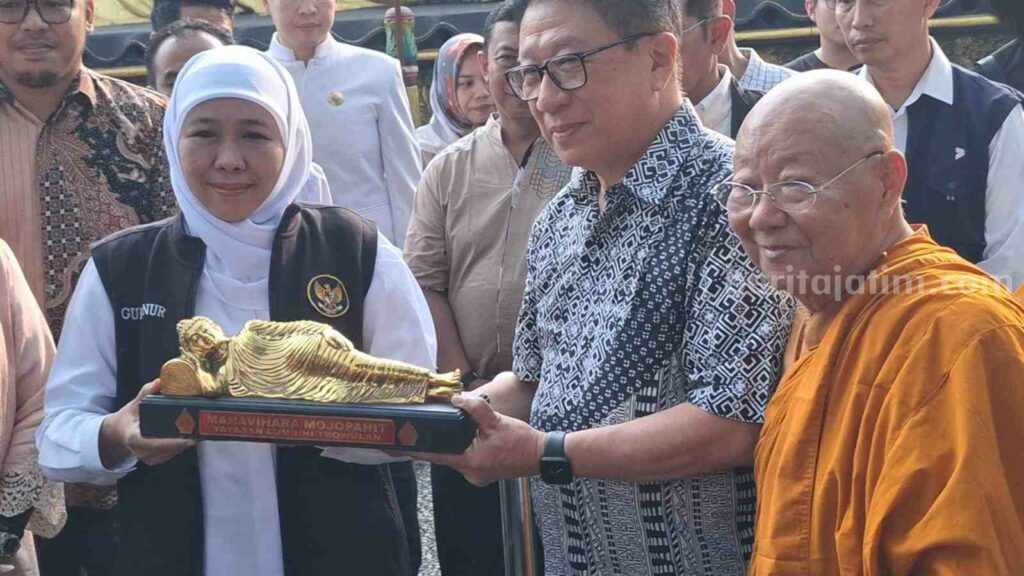 Gubenur Jawa Timur Khofifah Indar Parawansa saat mengunjungi Maha Vihara Majapahit di Desa Bejijong, Kecamatan Trowulan, Kabupaten Mojokerto. [Foto : Misti/beritajatim.com]