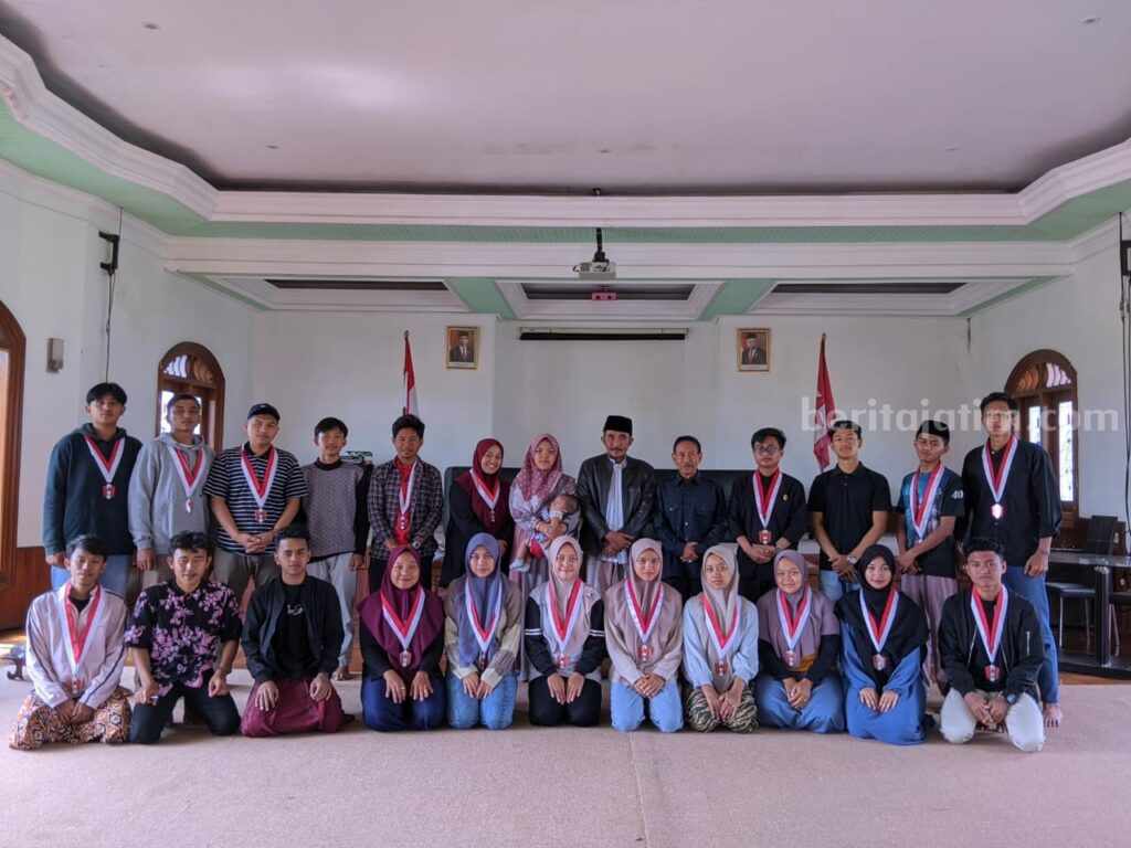 Mantan Walikota Malang Peni Suparto, bersama Inisiator Hari Santri Nasional KH.Thoriq Bin Ziyad, menjadi pemateri kader GMNI jelang Pemilu 2024, Jumat (2/6/2023).