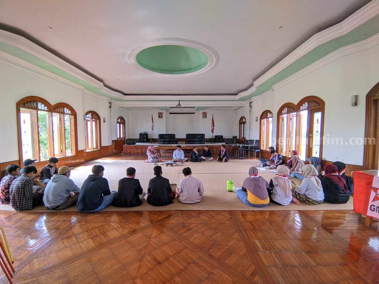 Mantan Walikota Malang Peni Suparto, bersama Inisiator Hari Santri Nasional KH.Thoriq Bin Ziyad, menjadi pemateri kader GMNI jelang Pemilu 2024, Jumat (2/6/2023).