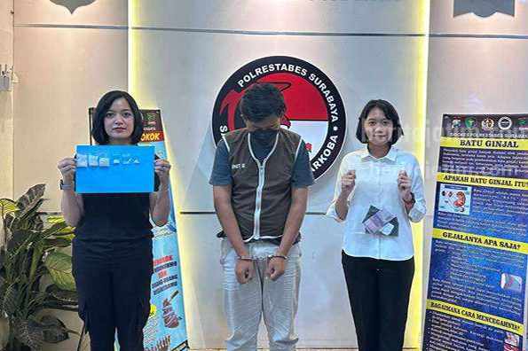 Polrestabes Surabaya Temukan 30 Gram Sabu saat Gerebek Rumah di Krembangan FA saat diamankan di Polrestabes Surabaya. (Foto/ist)