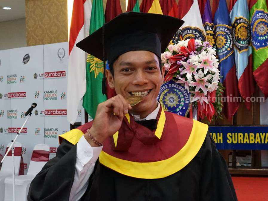 Fatchur Roji saat mengikuti wisuda di UM Surabaya