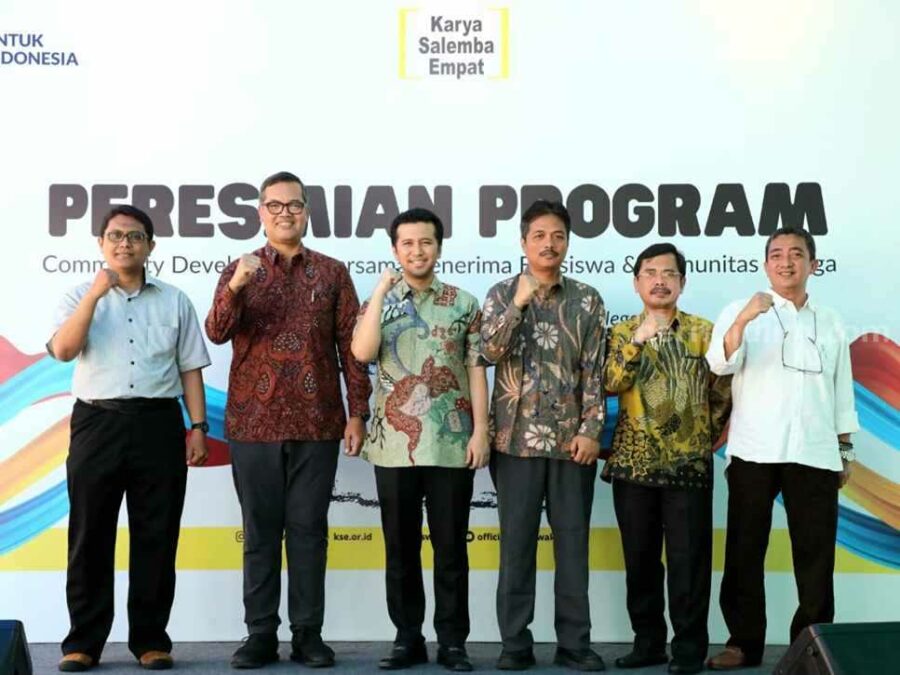 Wagub Jatim Emil Dardak Sebut Comdev sebagai Aset Besar Peresmian Comdev bersama penerima beasiswa KSE dan PT PLN di Gedung Kelurahan Keputih, Sukolilo, Surabaya