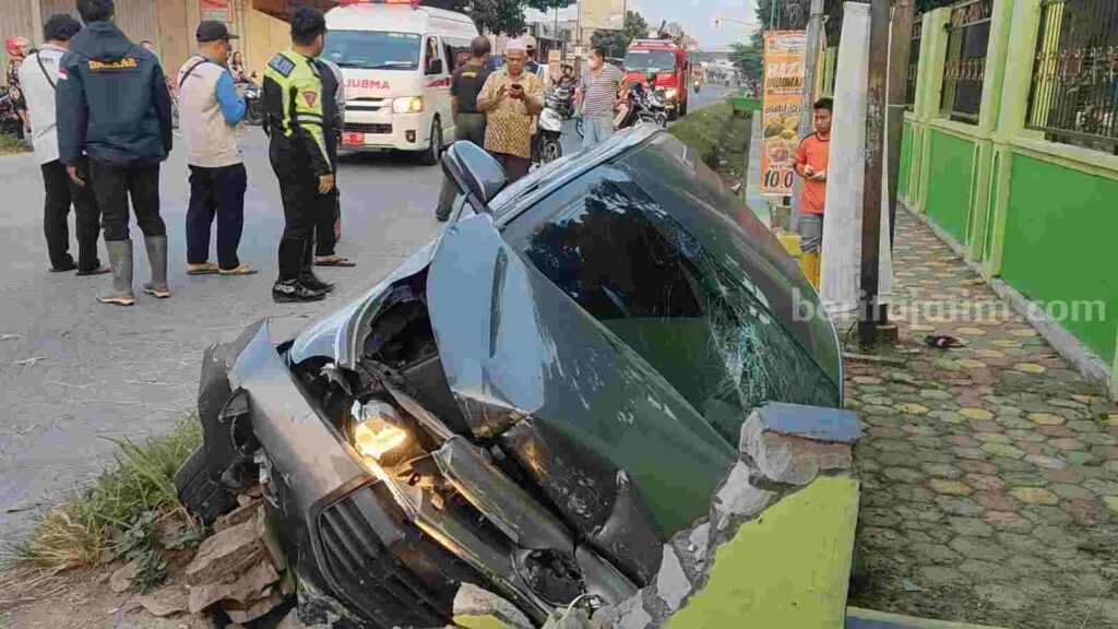 Kondisi mobil Kijang Innvova nopol S 1065 PW mengalami kecelakaan tunggal di Jalan Wijaya Kusuma, tepatnya di depan SMPN 1 Sooko, kecamatan Sooko, Kabupaten Mojokerto. [Foto : ist]