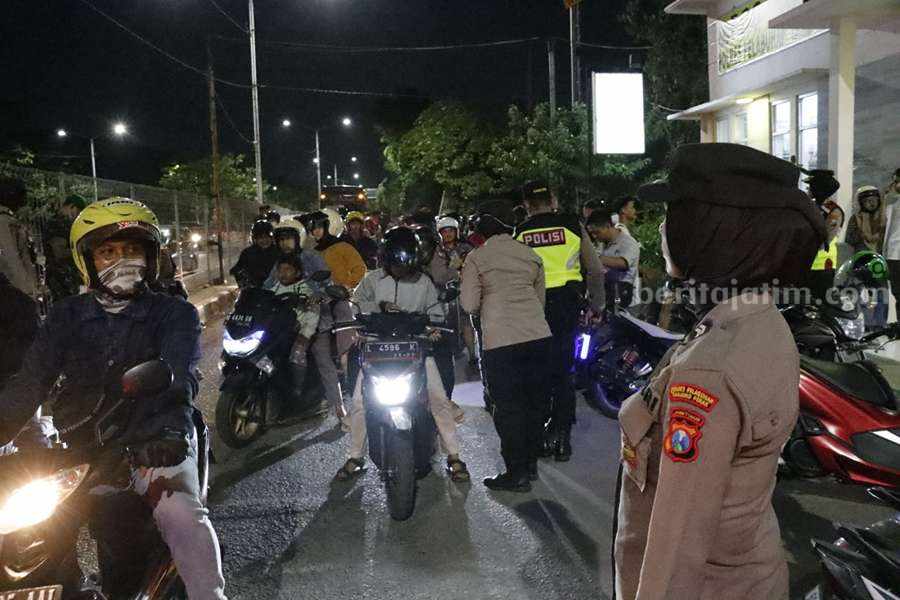 Polres Pelabuhan Tanjung Perak Amankan 9 Motor dan 1 Pemuda AKBP Herlina saat memimpin gelar operasi di Jembatan Suramadu, Minggu (04/05/2024) dini hari. (Foto/humas Polres Perak)