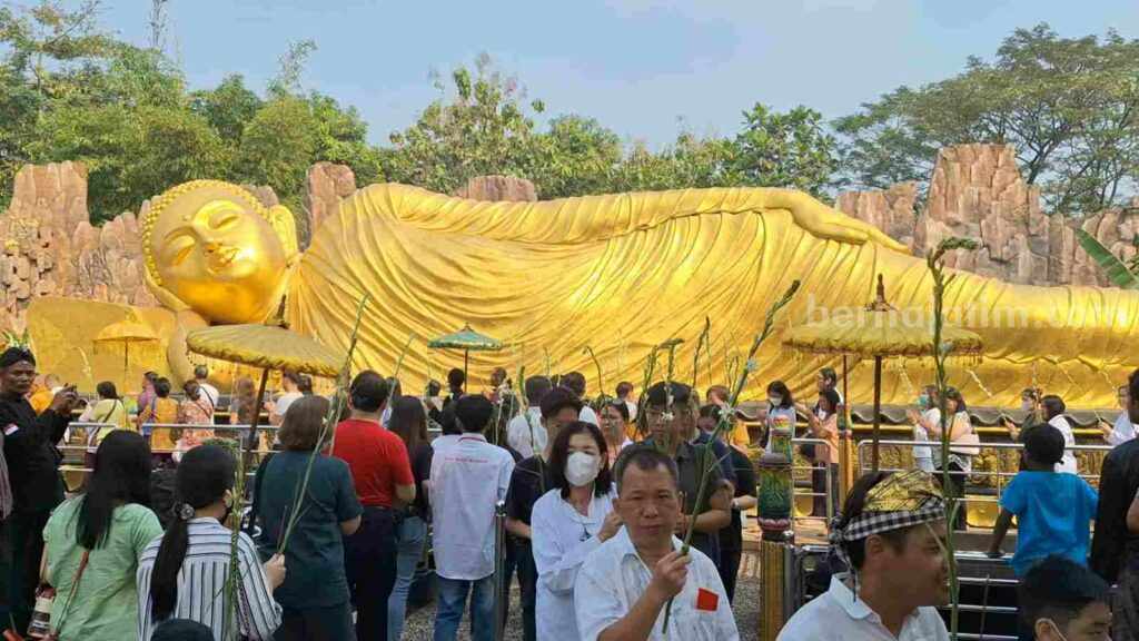 Prosesi peringatan detik-detik Waisak 2567 BR di Maha Vihara Mojopahit, Desa Bejijong, Kecamatan Trowulan, Kabupaten Mojokerto. [Foto : Misti/beritajatim.com]