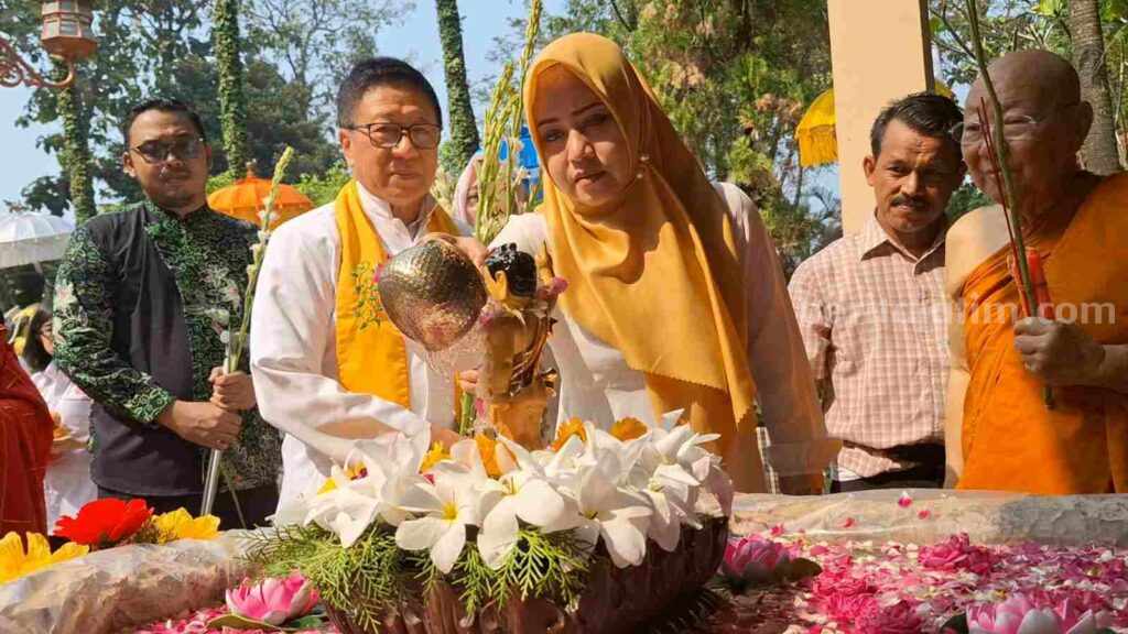 Bupati Mojokerto Ikfina Fahmawati saat menghadiri peringatan detik-detik Waisak 2567 BE di Maha Vihara Mojopahit, Desa Bejijong, Kecamatan Trowulan, Kabupaten Mojokerto. [Foto : Misti/beritajatim.com]