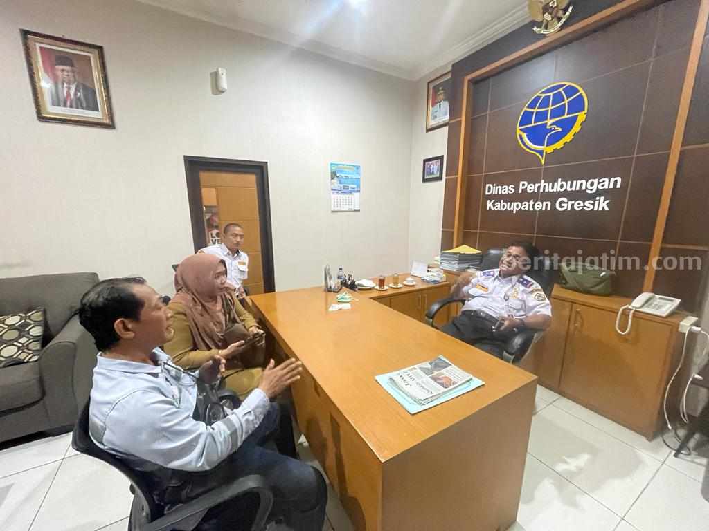 Kepala Dinas Perhubungan (Dishub) Gresik, Tarso Sagito saat memanggil perangkat Desa Sekarkurung terkait penarikan dobel retribusi