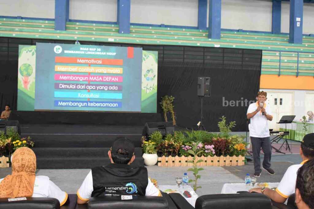Bambang Irianto saat mengisi materi dalam kegiatan launching LGC di Lamongan (Foto: Thoriq/beritajatim.com).