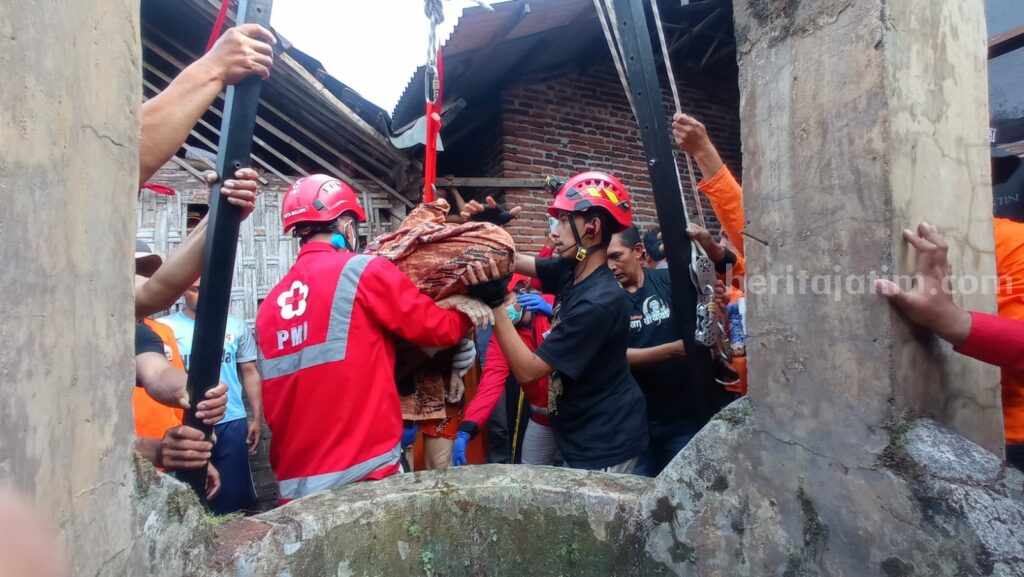 Tercebur Sumur, Nenek 70 Tahun di Malang Meninggal Dunia evakuasi nenek