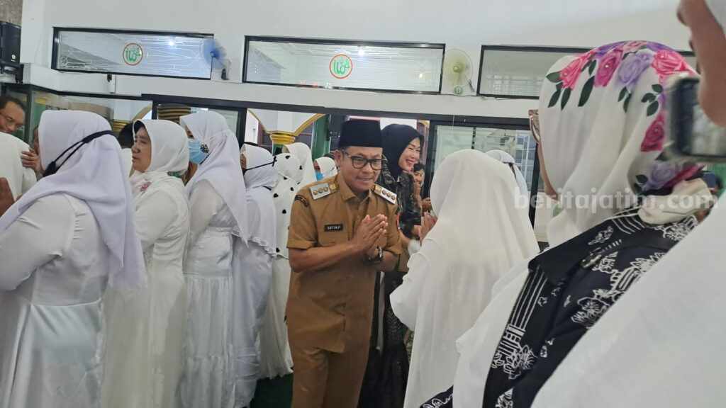 Pesan Wali Kota Sutiaji untuk Puluhan ASN yang Naik Haji