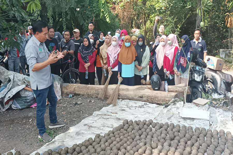 Kepala DLHK Bahrul Amig beserta anak buah akan masukkan bulatan tanah liat ke sungai Siwalapanji Buduran