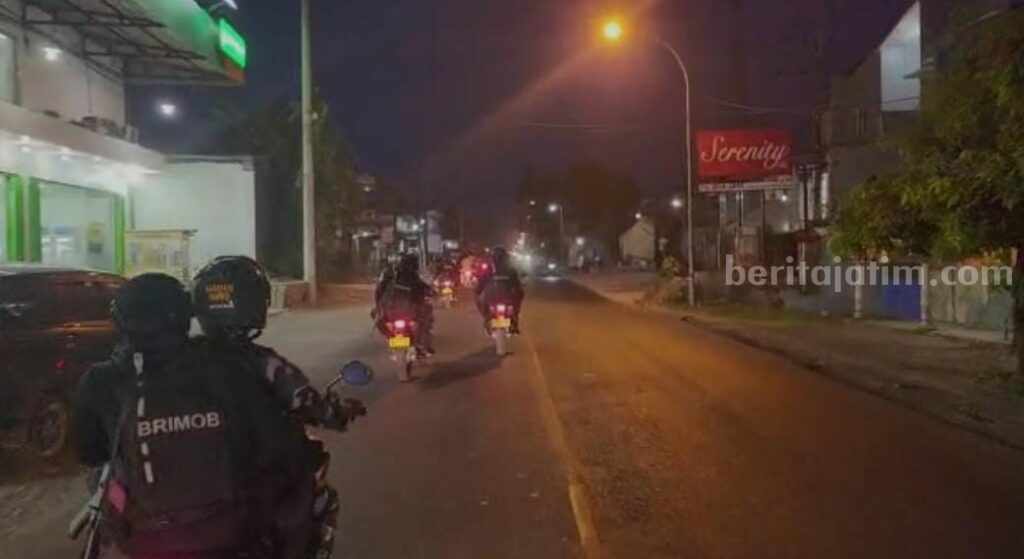 Bangkalan Mencekam, 170 Personil Gabungan Diterjunkan ke Tanah Merah Patroli petugas di wilayah Tanah Merah, Bangkalan (Foto: Zamachsari/beritajatim.com)