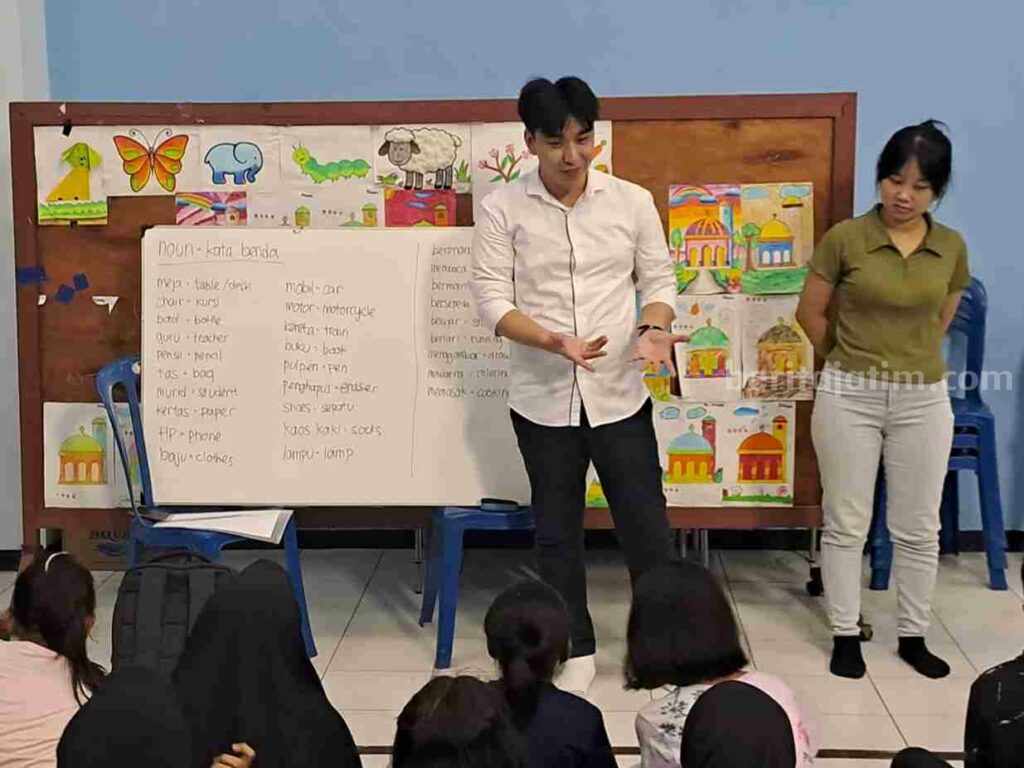 COP 2023, LPPM UK Petra Terjunkan Mahasiswa di 5 Titik di Kota Surabaya Mahasiswa mengajarkan bahasa Inggris pada siswa SD di RW 5 Siwalankerto