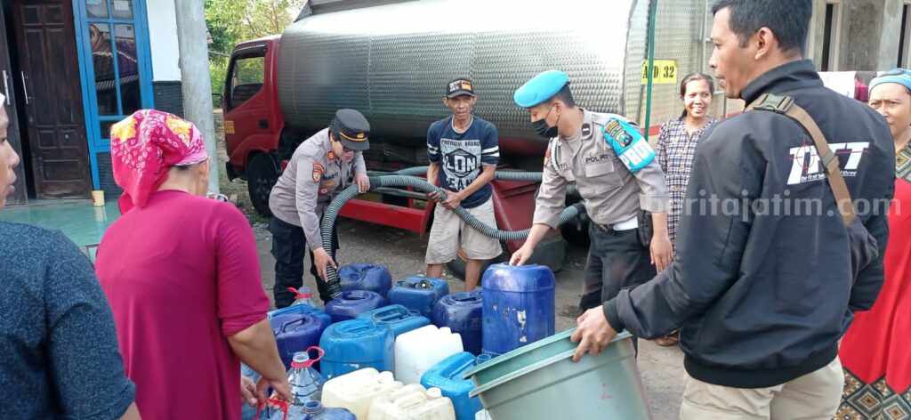 Kapolsek Kejayan, AKP Marti saat menyalurkan air bersih.