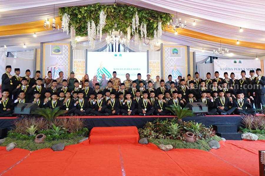 Gus Muhdlor saat foto bersama Wisudawan Angkatan lV MTs Bumi Shalawat dari kalangan putra Gus Muhdlor saat foto bersama Wisudawan Angkatan lV MTs Bumi Shalawat dari kalangan putra