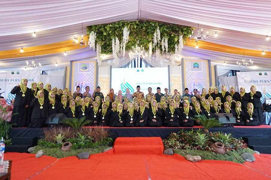 Gus Muhdlor saat foto bersama Wisudawan Angkatan lV MTs Bumi Shalawat dari kalangan putri Gus Muhdlor saat foto bersama Wisudawan Angkatan lV MTs Bumi Shalawat dari kalangan putri