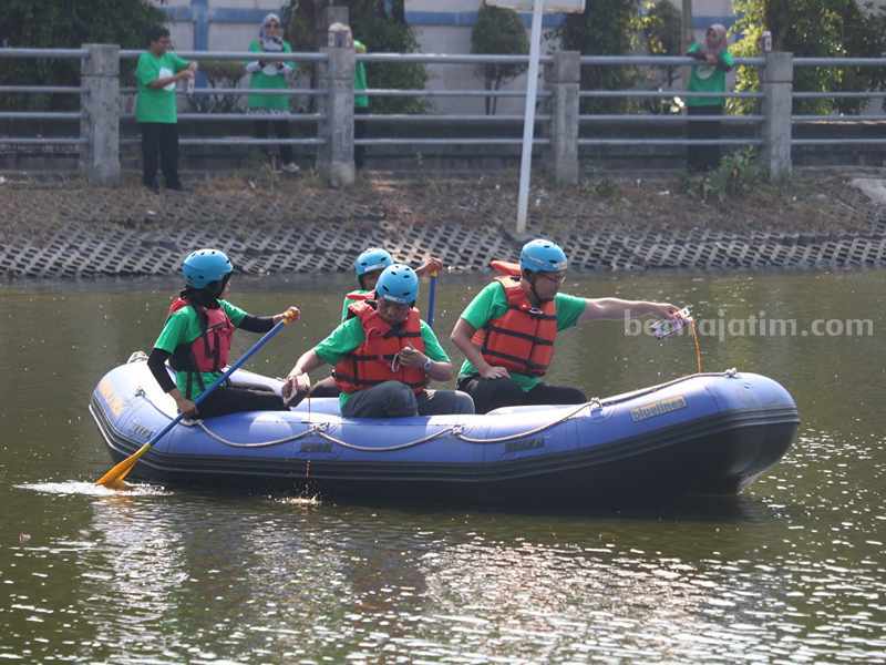 Sejumlah perguruan tinggi yang terlibat dalam UI Greenmetric menggelar Festival Eco-Enzyme di Danau Unesa