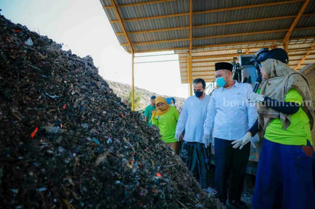 Bupati Gresik Fandi Akhmad Yani saat melihat pengolahan sampah yang dihasilkan dari mesin refused Derived fuel (RDF)