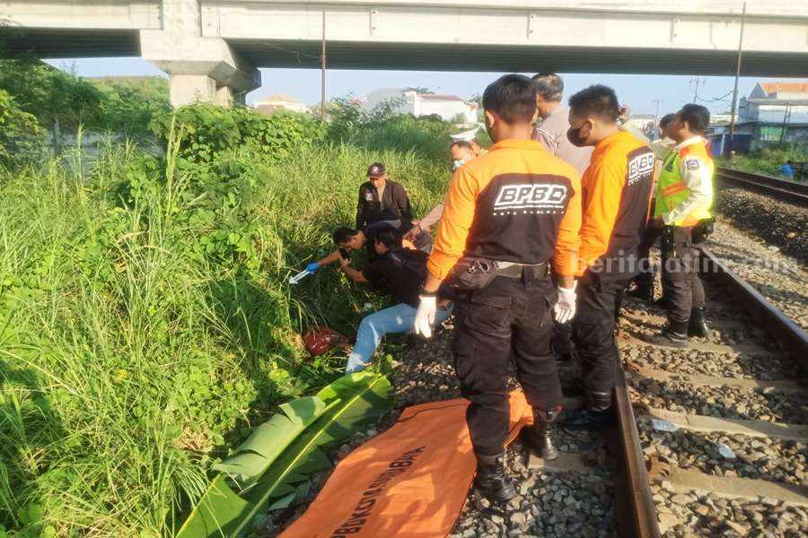 Petugas saat melakukan olah TKP di perlintasan kereta api Jalan Sememi, Rabu (07/05/2023). (Foto/Ist)